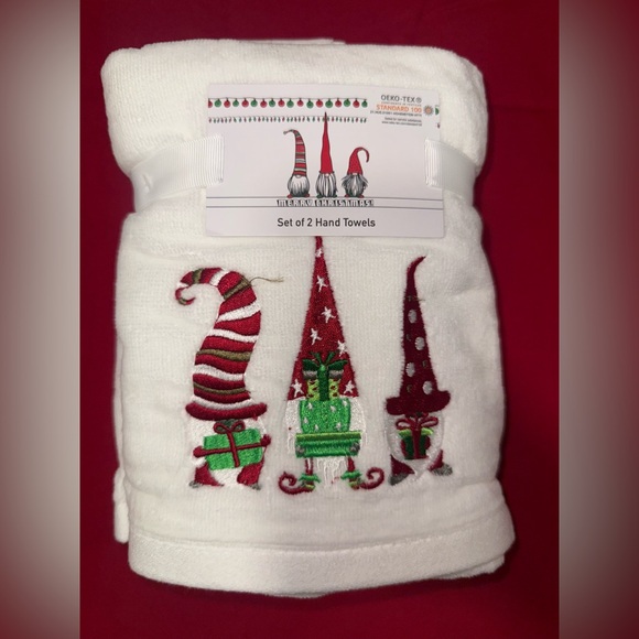NWT SET OF CHRISTMAS 2 HAND TOWELS WITH EMBROIDERED CARACTER HOLLYDAY. - Picture 2 of 4